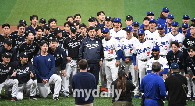 2024년 3월 18일 서울 고척스카이돔에서 ‘메이저리그 월드투어 서울시리즈 2024’ 스페셜 매치 LA 다저스와 팀코리아의 경기에 열렸다. 경기 종료 후 팀 코리아 선수단과 LA 선수단이 기념촬영을 갖고 있다.