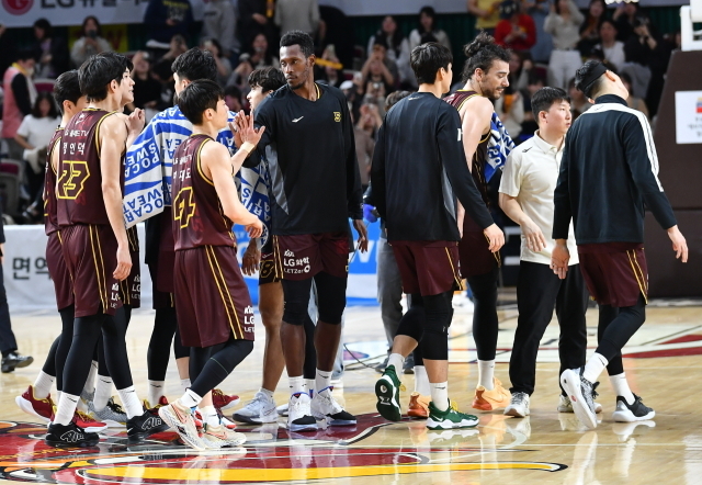 창원 LG가 안양 정관장을 꺾고 8연승을 달렸다/KBL