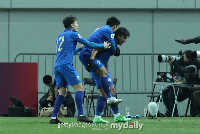 21일 한국과 경기에서 동점골을 터뜨린 태국의 수파낫 무에안타(가장 오른쪽)가 동료들과 환호하고 있다. /게티이미지코리아