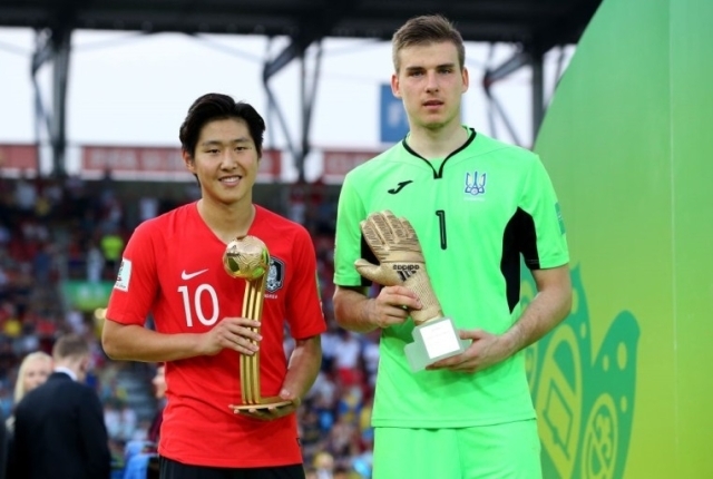 2019 FIFA U-20 월드컵 당시 골든볼을 수상한 이강인과 골든글러브를 수상한 안드리 루닌/FIFA