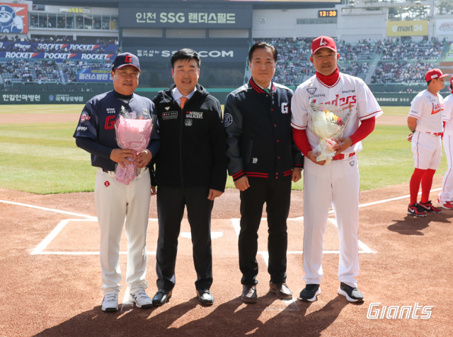 롯데 자이언츠 김태형 감독(가장 왼쪽), SSG 랜더스 이숭용 감독(가장 오른쪽)./롯데 자이언츠