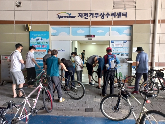 광명스피돔 자전거무상수리센터에 방문한 시민들이 자전거 수리를 위해 접수를 진행하고 있다. /경륜경정총괄본부 제공