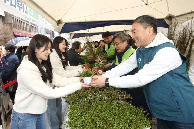 ‘2024 청정원 희망의 나무 나누기’ 행사에서 임정배 대상 대표이사(오른쪽)가 시민에게 식물을 나눠주고 있다. /대상