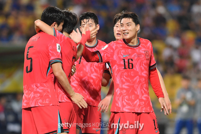 쐐기포를 터뜨린 박진섭(가장 왼쪽)을 동료들이 축하해 주고 있다. /게티이미지코리아