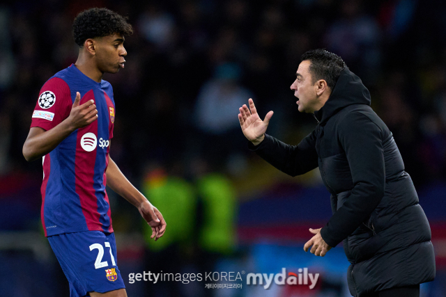 Yamal recebe aconselhamento operacional do técnico do FC Barcelona, ​​Xavi Hernandez (à direita).  /Getty Imagens Coreia