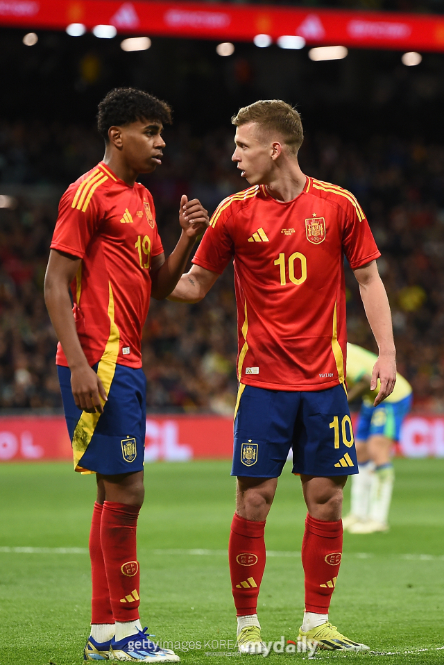 Yamal (à esquerda) conversa com seu companheiro espanhol Olmo durante amistoso contra o Brasil.  /Getty Imagens Coreia