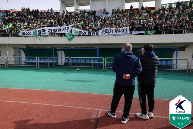 단 페트레스쿠 전북 현대 감독이 김천 상무와 3라운드에서 패배한 뒤 팬들과 소통하고 있다/프로축구연맹