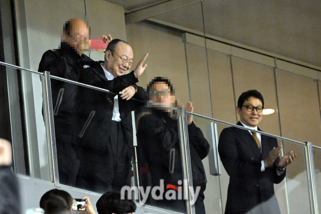 6년 만에 대전 한화이글스파크에서 직관한 김승연 한화 회장이 팬들을 향해 손을 흔들고 있다.