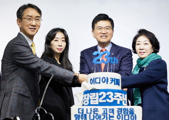 1일 창립 23주년 행사에서 문창기 회장(오른쪽 두번째)과 김상수 신임 대표(맨 왼쪽)가 20주년 장기운영 서현역점 가맹점주(왼쪽에서 두번째)와 기념사진을 촬영하고 있다. /이디야커피