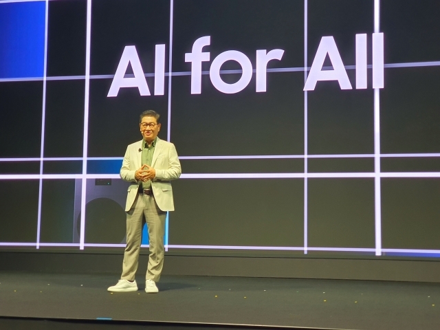 한종희 부회장이 3일 ‘웰컴 투 비스포크 AI’ 행사에서 다양한 스마트홈 기기들을 통해 ‘모두를 위한 AI(AI for All)’ 비전을 제시하고 있다. /방금숙 기자