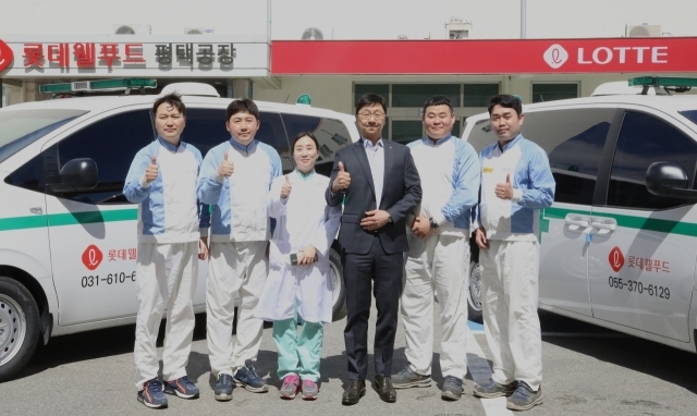 이창엽 롯데웰푸드 대표이사(왼쪽 네번째)와 임직원이 구급차량 앞에서 기념촬영을 하고 있다. /롯데웰푸드