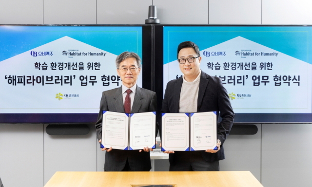 이광회 한국해비타트 사무총장(왼쪽)과 구자범 오비맥주 법무정책홍보부문 수석 부사장이 3일 서울 오비맥주 본사에서 업무협약식 후 기념촬영을 하고 있다. /오비맥주