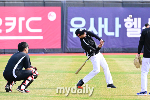 강백호가 외야에서 박기혁 코치와 뜬공 잡는 훈련을 하고 있다.