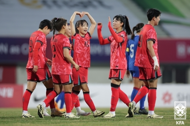 콜린 벨 감독이 이끄는 여자 축구 국가대표팀이 친선경기에서 필리핀을 3-0으로 제압했다./대한축구협회