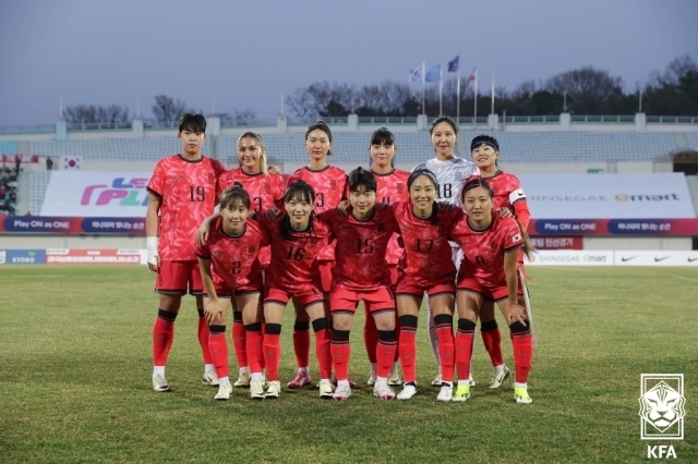 콜린 벨 감독이 이끄는 여자 축구 국가대표팀이 친선경기에서 필리핀을 3-0으로 제압했다./대한축구협회