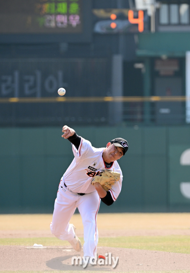 한화 김민우가 시범경기에서 피치클락을 지키며 투구하고 있다 / 대전 = 유진형 기자 zolong@mydaily.co.kr