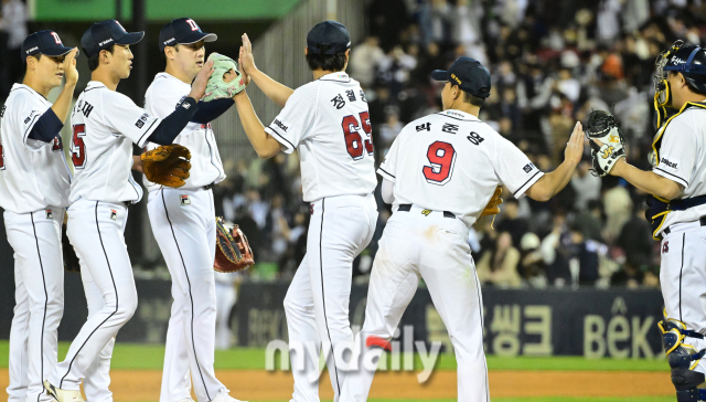 두산이 승리를 거둔 뒤 마운드에서 선수들이 하이파이브를 하고 있다./마이데일리