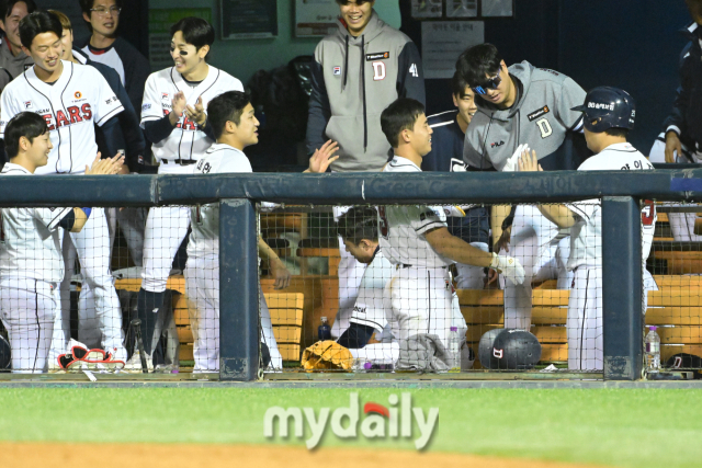 두산 김재환이 7회말 1사 1,3루에서 한화 김범수를 상대로 역전 3점 홈런을 때린 뒤 동료들의 격한 축하로 주저 앉고 있다.