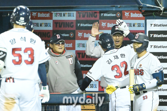 두산 김재환이 7회말 1사 1,3루에서 한화 김범수를 상대로 역전 3점 홈런을 때린 뒤 이승엽 감독과 하이파이브를 하고 있다.