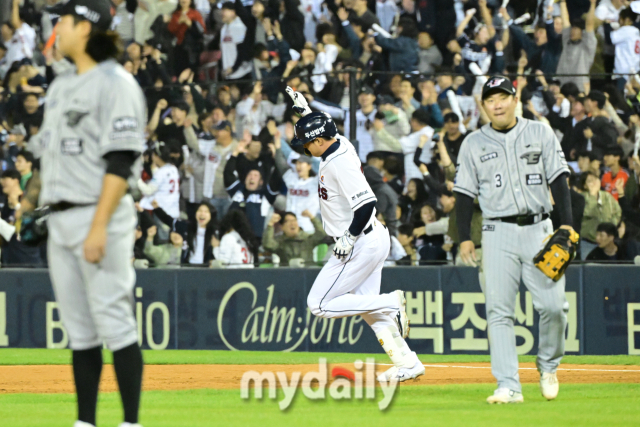 두산 김재환이 7회말 1사 1,3루에서 한화 김범수를 상대로 역전 3점 홈런을 때린 뒤 그라운드를 돌면서 환호하고 있다.