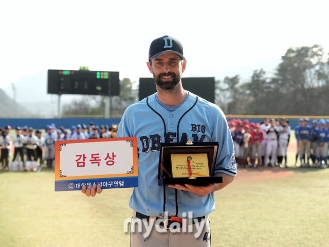 제7회 스톰배 전국유소년야구대회에서 감독상을 받은 니퍼트 빅드림유소년야구단 감독. /대한유소년야구연맹 제공