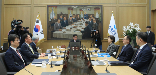 이창용 한국은행 총재가 12일 오전 서울 중구 한국은행에서 열린 금융통화위원회 본회의에서 회의를 주재하고 있다./한국은행