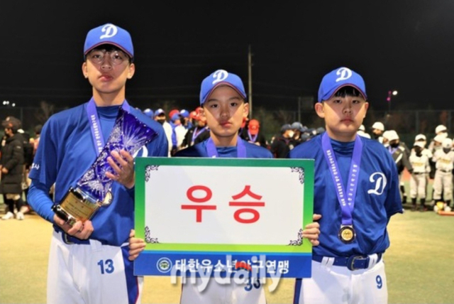 2021년 국토정중앙 양구 전국유소년야구대회 유소년리그 백호에서 우승을 차지한 동해시 유소년야구단 선수들. 