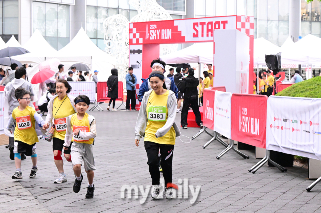 롯데월드타워 123층을 오르는 스카이런은 올해 아이와 보호자가 함께 1팀이 돼 참가하는 키즈런을 신설했다. /곽경훈 기자