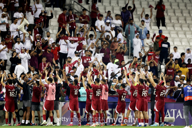 카타르 U23 선수들이 23일 호주와 0-0으로 비기며 조별리그(A조) 통과를 확정한 후 기뻐하고 있다. /게티이미지코리아