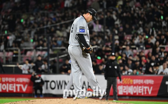 2024년 4월 24일 오후 경기도 수원KT위즈파크에서 '2024 신한 SOL Bank KBO리그' 한화 이글스와 KT 위즈의 경기가 열렸다. 한화 선발투수 류현진이 5이닝 7실점한 뒤 허탈해하고 있다./마이데일리