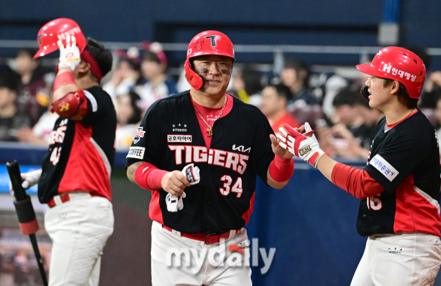 2024년 4월 25일 오후 서울 고척스카이돔에서 '2024 신한 SOL Bank KBO리그' KIA 타이거즈와 키움 히어로즈의 경기가 열렸다. KIA 최형우가 5회초 무사 만루서 김선빈의 1타점 적시타 때 홈을 밟고 기뻐하고 있다./마이데일리