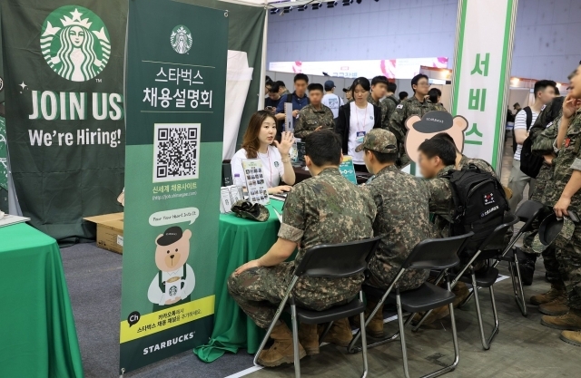 29일 일산 킨텍스에서 열린 ‘국군장병 취업박람회’에서 장병들이 채용 상담을 받고 있다. /스타벅스코리아