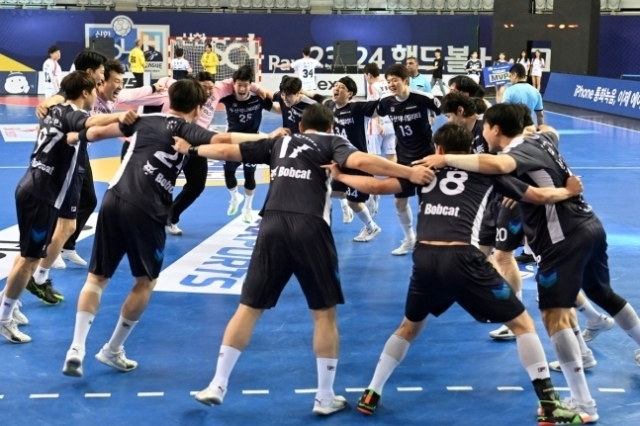 두산 선수들의 우승 세레머니/한국핸드볼연맹