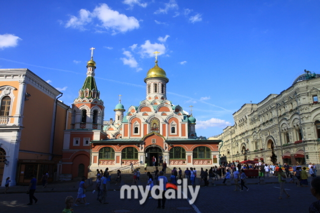  붉은 광장에 접해 있는 카잔 대성당은 ‘카잔의 성모’에게 봉헌된 성당으로, 같은 이름을 가진 성당이 러시아 전역에 있다. 사진 오른쪽 건물이 모스크바의 대표 백화점인 굼 백화점이다. /신양란 작가