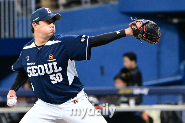 두산 이영하가 8회말 구원 등판해 역투를 펼치고 있다./마이데일리