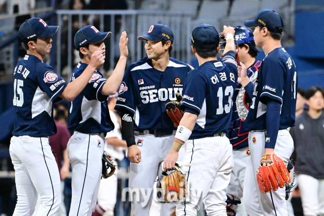 2024년 5월 7일 서울 고척스카이돔에서 진행된 '2024 신한 SOL 뱅크 KBO 리그' 두산-키움의 경기. 13-4로 승리한 두산 선수들이 마운드에서 하이파이브를 하고 있다./마이데일리 