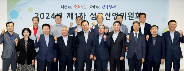 중소기업중앙회는 8일 여의도 중기중앙회에서 '2024년 제1차 섬유산업위원회'를 개최했다. 이날 회의에는 위원장인 구홍림 반월패션칼라사업협동조합 이사장을 비롯해 한상웅 한국패션칼라산업협동조합연합회장, 이석기 대구경북섬유직물공업협동조합 이사장, 최춘기 경기북부환편공업협동조합 이사장 등 섬유업계 중소기업 대표 15명이 참석했다. [중기중앙회]