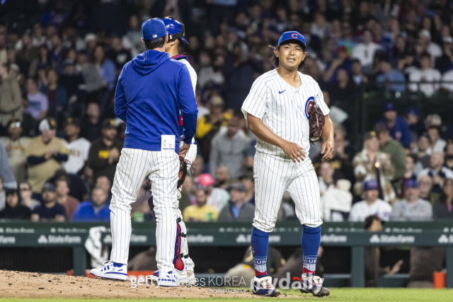 이마나가(오른쪽)가 8회초 프로파에게 홈런을 맞은 후 강판되고 있다. /게티이미지코리아