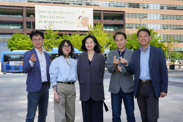 교보생명 광화문글판 문안선정위원회 14기가 출범했다. 왼쪽부터 장재선 문화일보 부국장, 가수 겸 작가 요조(본명 신수진), 김행숙 시인(강남대학교 교수), 이승우 소설가(조선대 교수), 곽효환 시인(한국문학번역원장)./교보생명