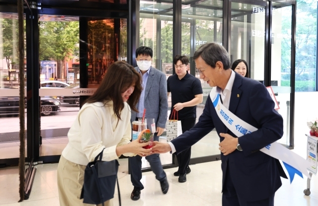 윤해진 NH농협생명 대표이사가 13일 서울 서대문구 본사에서 출근하는 임직원에게 청렴 관련 격언이 부착된 행운목을 직접 전달했다./NH농협생명