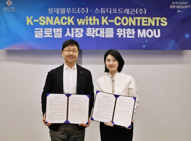 이창엽 롯데웰푸드 대표(왼쪽)와 김제현 스튜디오드래곤 대표가 양해각서 체결 후 기념촬영을 하고 있다. /롯데웰푸드