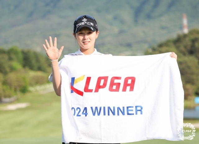 박현경이 우승 확정 후 포즈를 취하고 있다./KLPGA