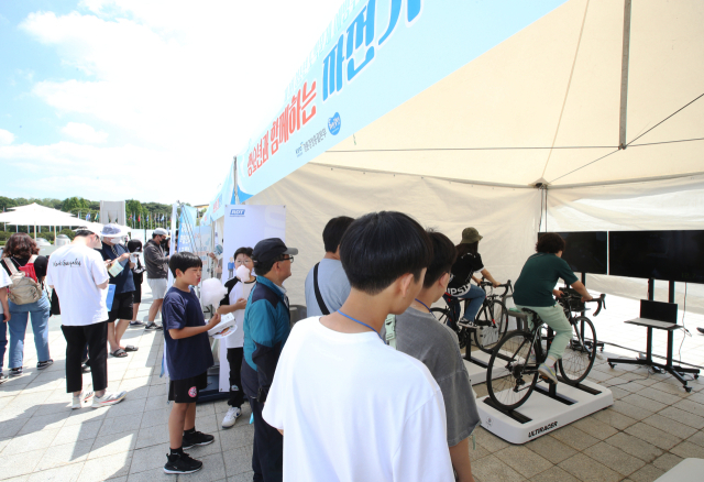 18일 올림픽공원 평화의 광장에서 열린 ‘제1회 청소년 도박 문제 예방 주간 행사’에서 참가자들이 