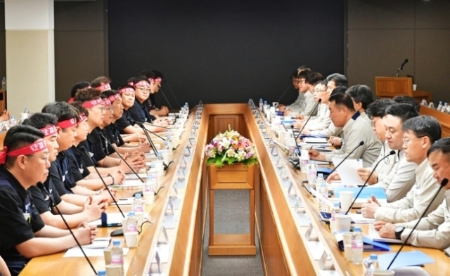 현대차 노사는 23일 울산공장 본관에서 노사 대표가 참석한 가운데 올해 임금과 단체협약 교섭 상견례를 열었다. /현대차