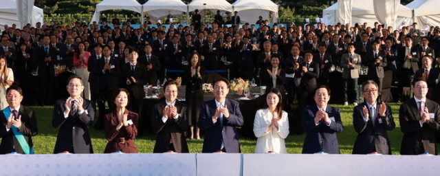 윤석열 대통령이 23일 서울 용산 대통령실 잔디마당에서 열린 