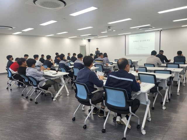 안전보건공단 경기남부지사 관계자가 질식재해 예방 특별교육을 실시하고 있다. /안전보건공단 경기남부지사