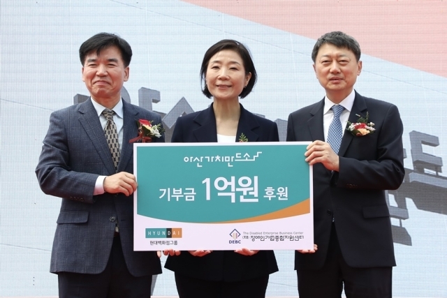 28일 충청남도 아산시 발달장애인 특화사업장 ‘가치만드소’ 개소식에서 장호진 현대지에프홀딩스 사장(사진 오른쪽)이 후원금 1억원을 전달하고 오영주 중소기업벤처기업부 장관(가운데)과 조일교 아산시 부시장과 기념촬영을 하고 있다. /현대백화점그룹