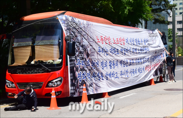 삼성전자 최대 노조인 전국삼성전자노동조합(전삼노)이 29일 삼성 서초사옥 앞에서 파업 기자회견을 열었다. 노조가 