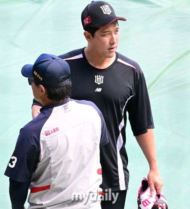 kt 황재균이 두산 박흥식 코치와 반갑게 인사를 나누고 있다.