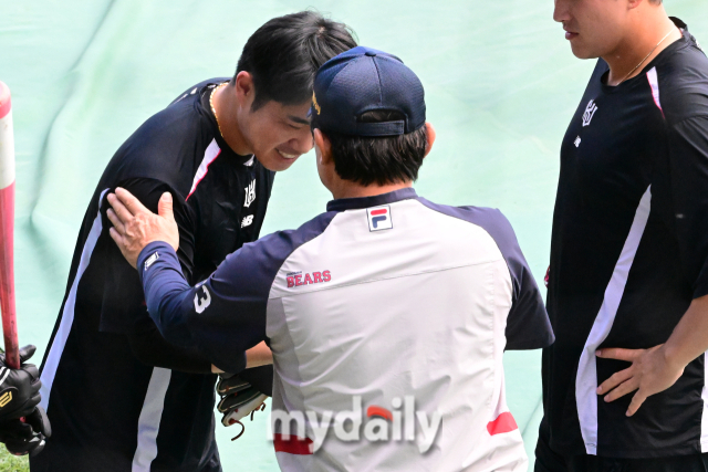 두산 박흥식 코치가 신본기의 어깨를 두드려 주며 칭찬을 하고 있다.